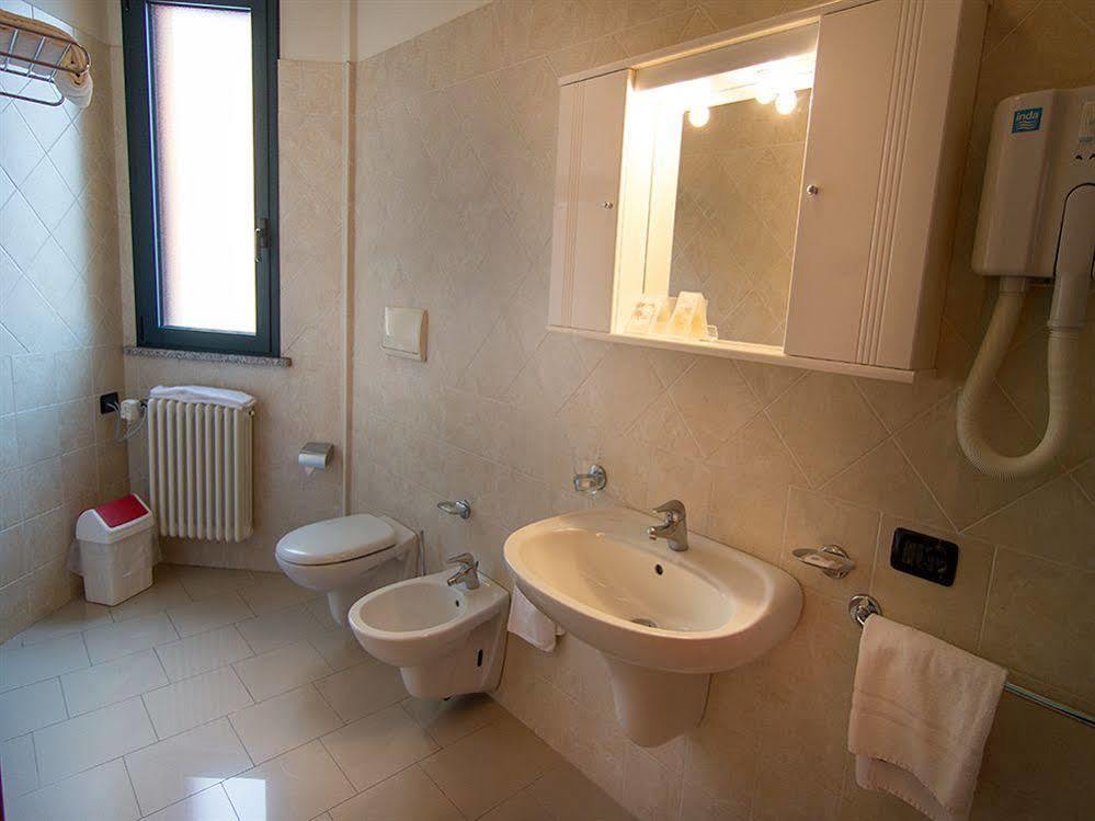 Eden Hotel Castel dʼArio المظهر الخارجي الصورة